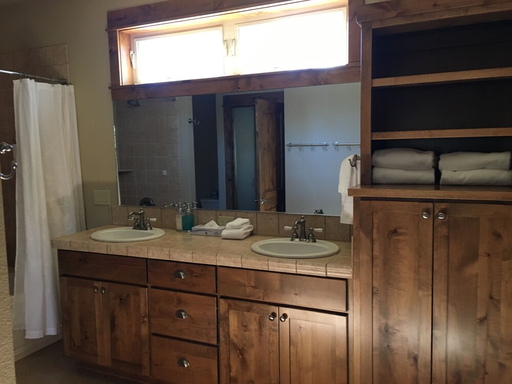 House, 3 Bedrooms, Fireplace (Mount Bachelor Village Resort-Forest ) - Bathroom