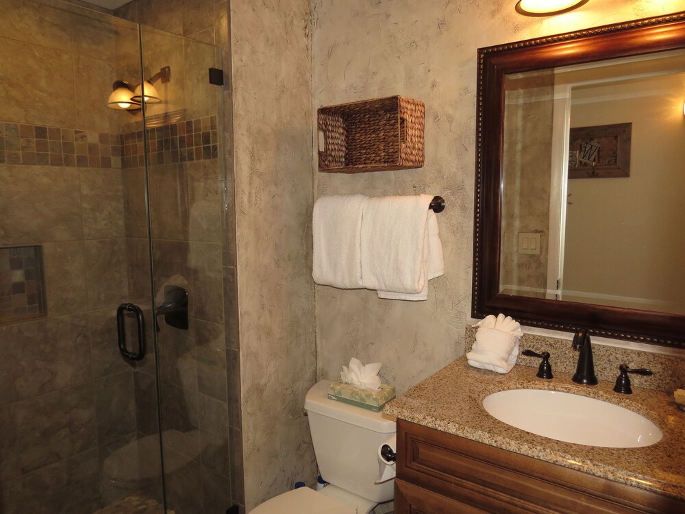 2 Bedroom Two Bath Lakeside Condomini - Bathroom