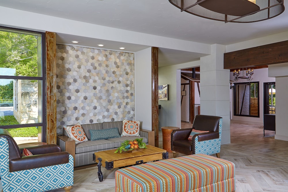 Lobby sitting area, Fredericksburg Inn & Suites