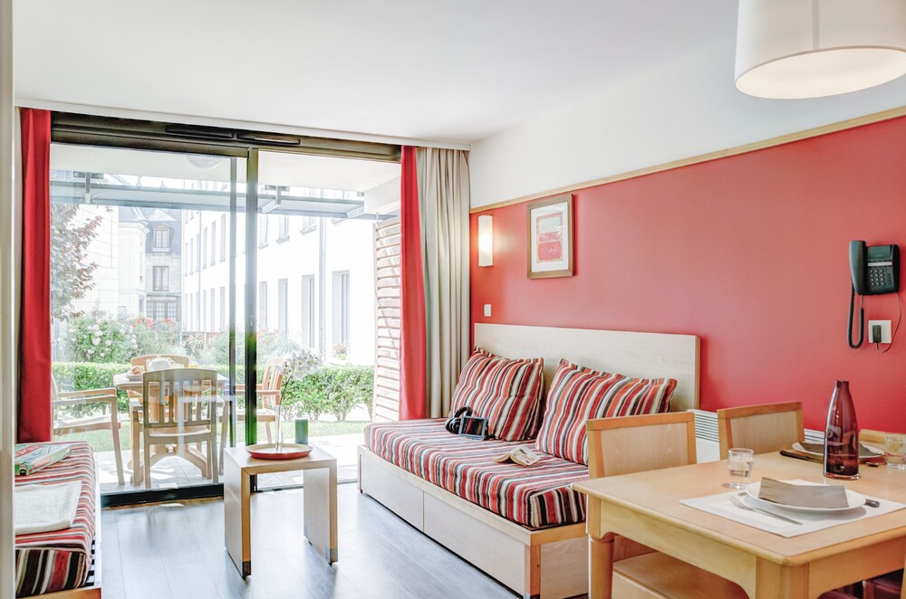 Standard 1 Bedroom Apartment for 4/5 people Balcony/Terrace - Living Area
