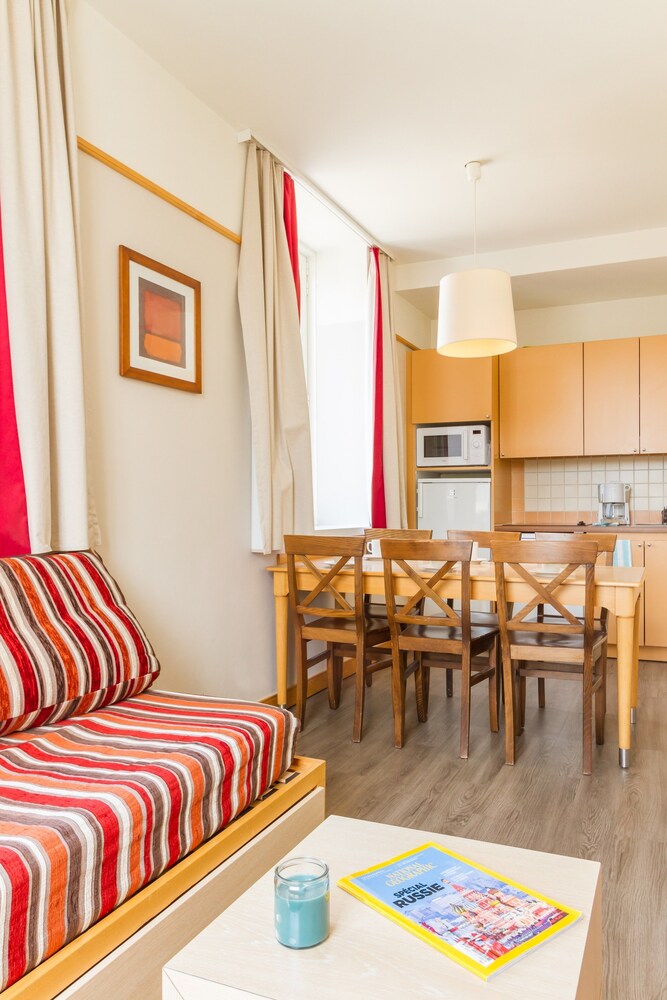 Standard 1/2 Bedroom Apartment for 5/6 people - Living Room
