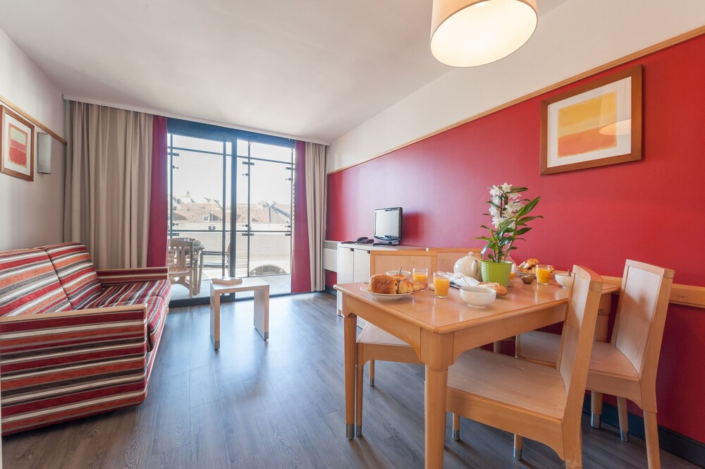 Standard 1 Bedroom Apartment for 4 people Balcony/Terrace - Living Room