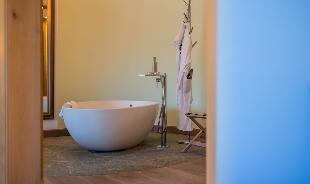 Deep Soaking Bathtub
