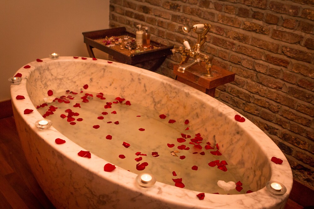 Deep Soaking Bathtub