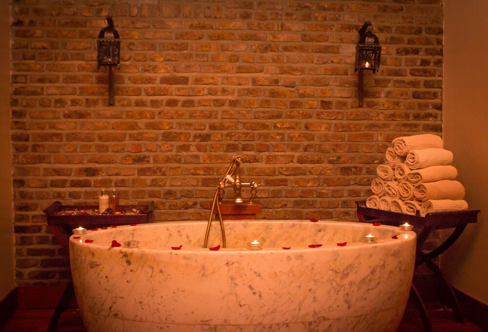 Deep Soaking Bathtub