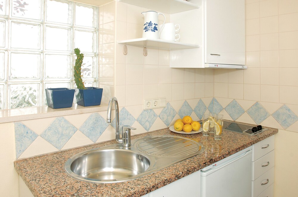 Cocina básica en la habitación