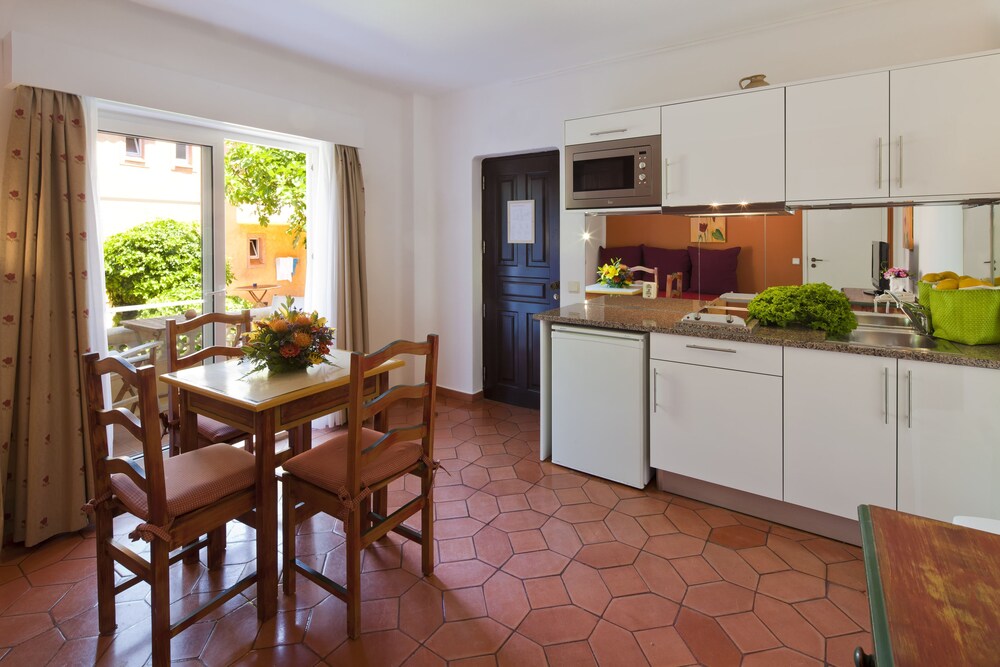 Cocina básica en la habitación