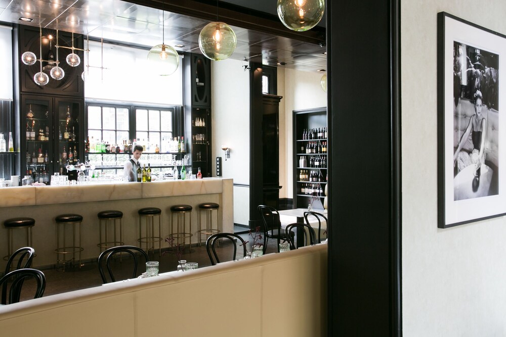 Hotel Bar
