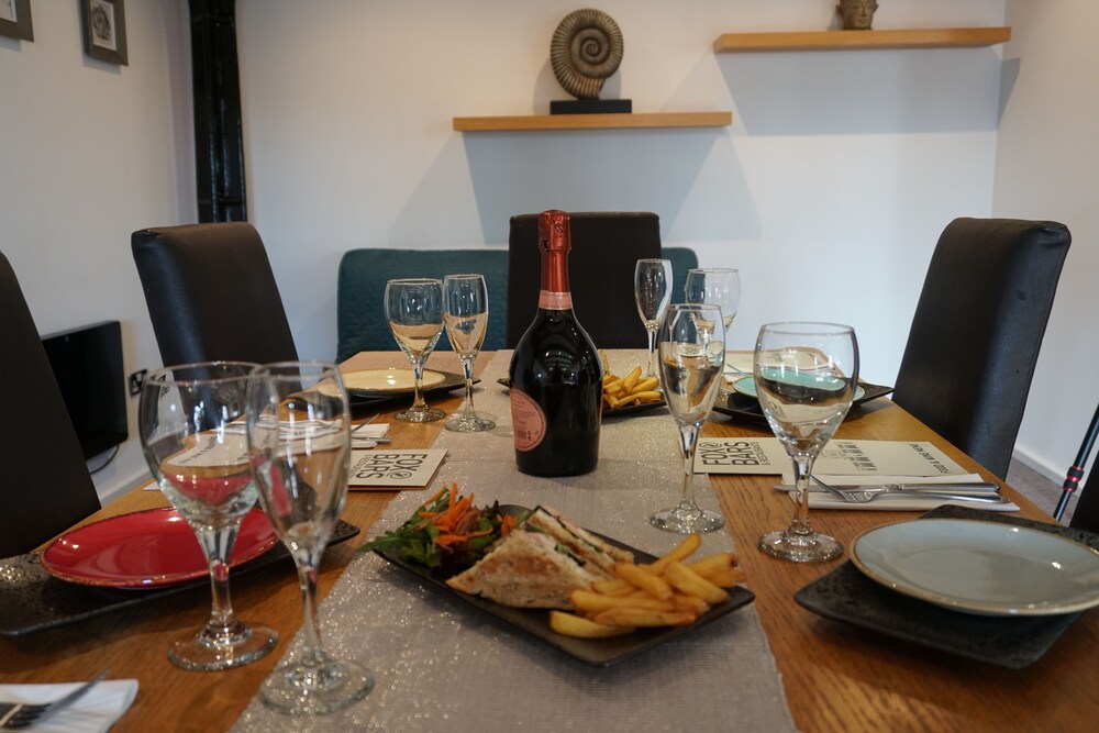 Executive Apartment, 2 Bedrooms - In-Room Dining