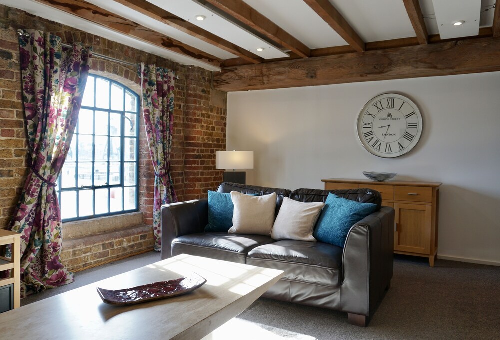 Executive Apartment, 2 Bedrooms - Living Room