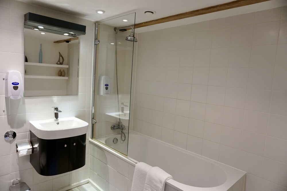 Executive Apartment, 2 Bedrooms - Bathroom