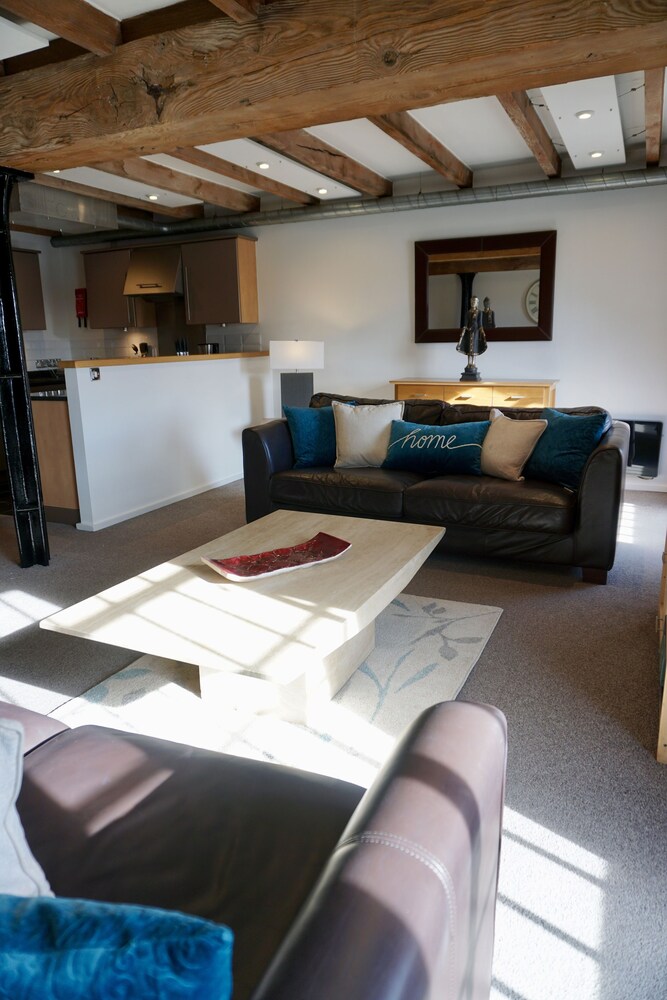 Executive Apartment, 2 Bedrooms - Living Room