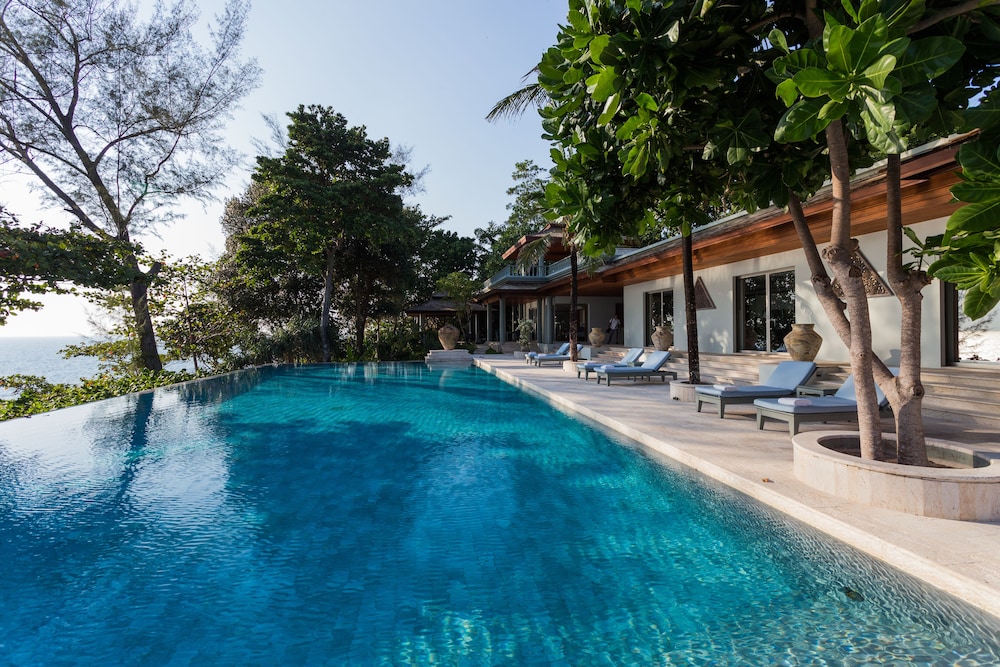 Seven Bedroom Ocean Front Residence - Guestroom