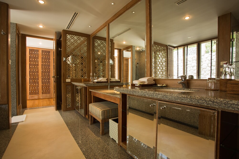 Three-Bedroom Ocean View Residence - Bathroom