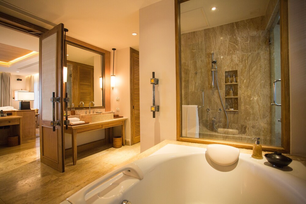 Signature Ocean View Pool Suite - Bathroom