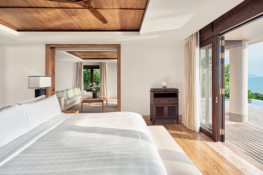 Signature Ocean View Pool Suite - Guestroom