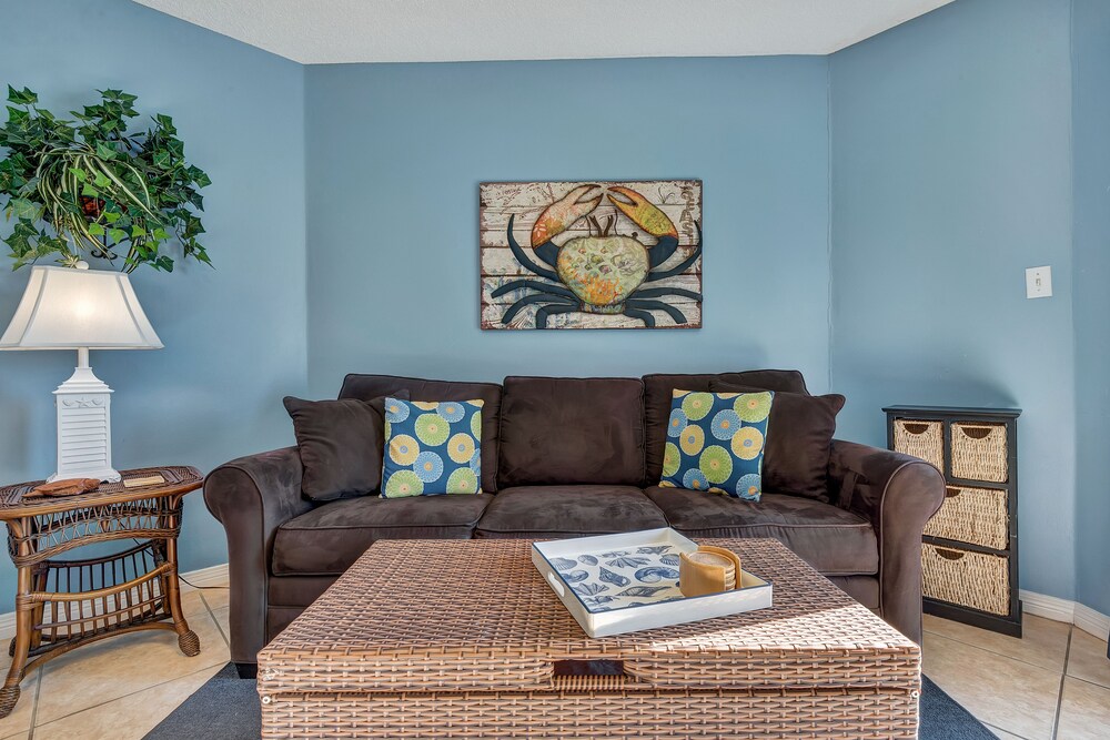 Condo, 1 Bedroom, 1 Bathroom - Living Room