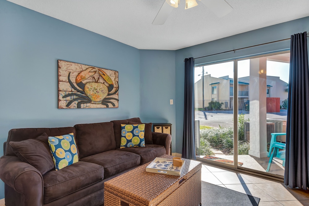 Condo, 1 Bedroom, 1 Bathroom - Living Room