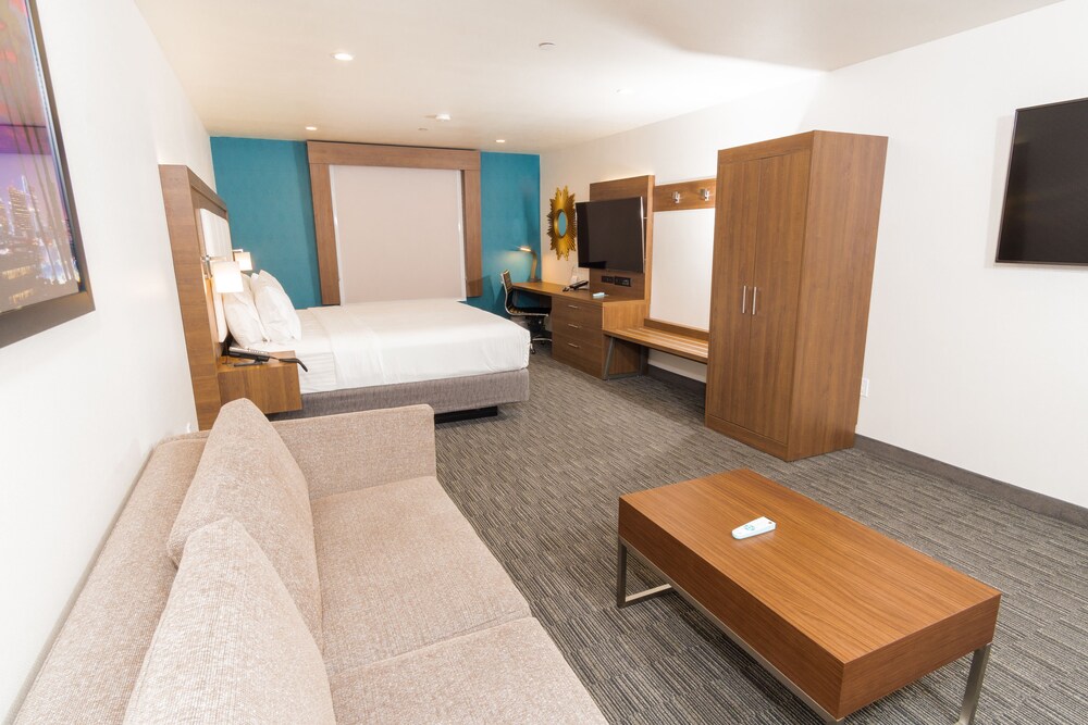 Room, Holiday Inn Express Hotel & Suites Hollywood Walk of Fame, an IHG Hotel