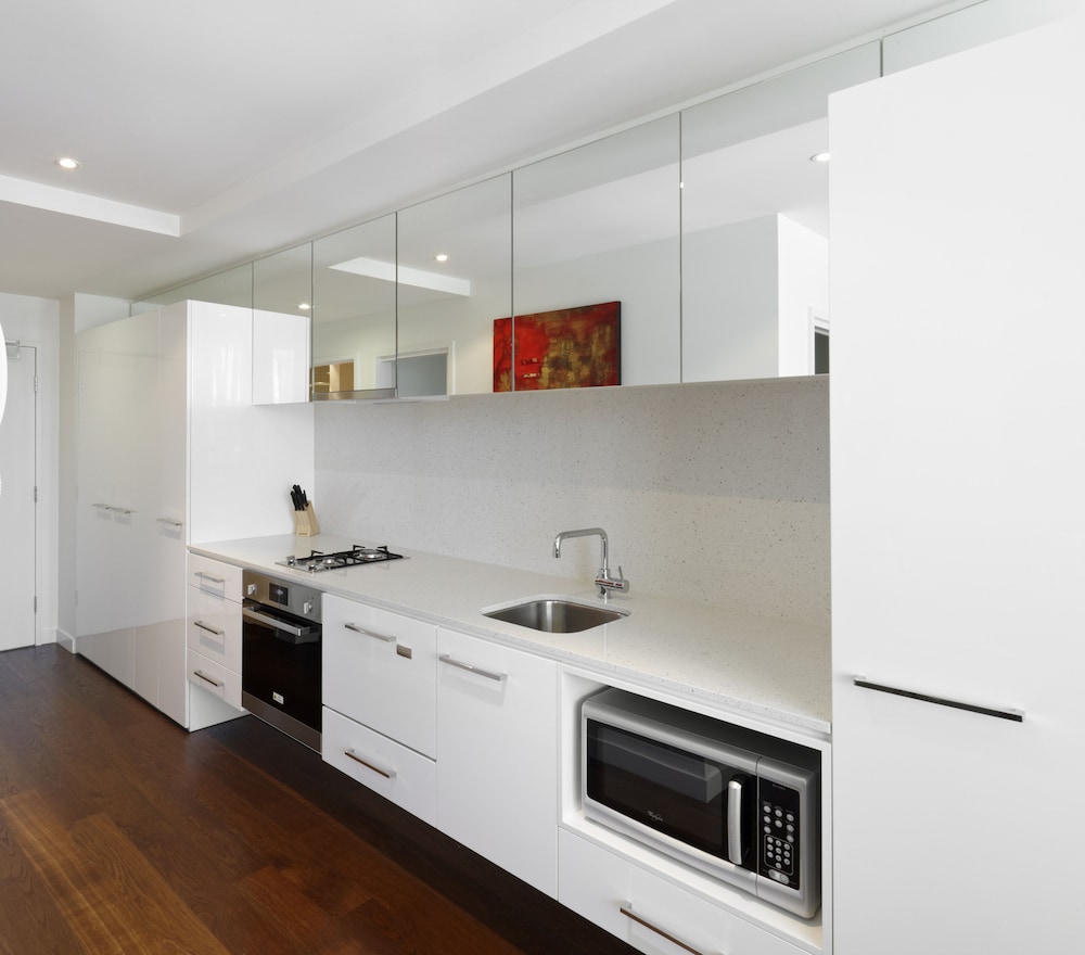 Studio Queen Apartment - In-Room Kitchen