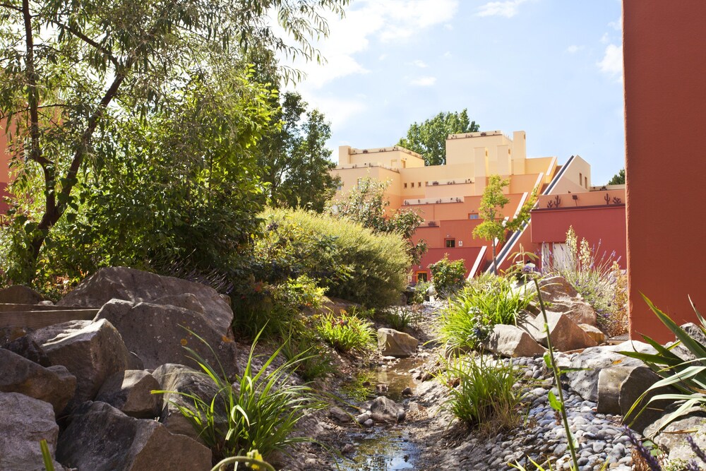 Garden, Disney Hotel Santa Fe