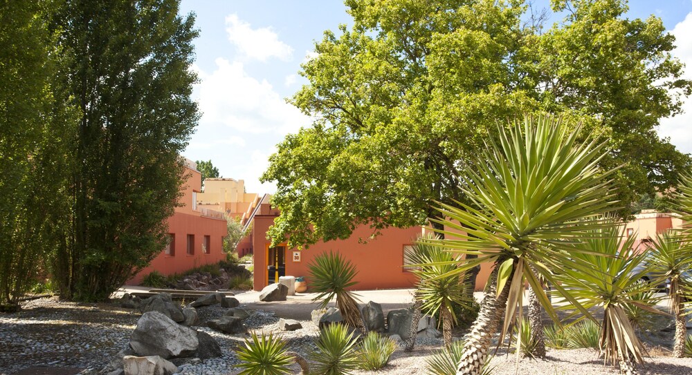 Garden, Disney Hotel Santa Fe