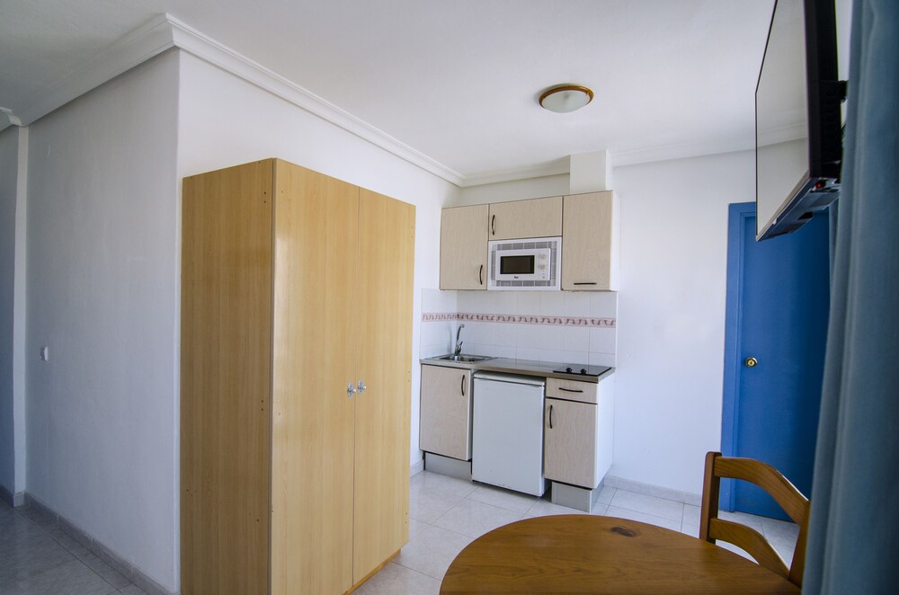 Cocina básica en la habitación