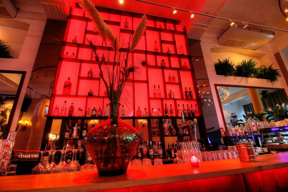 Hotel Bar