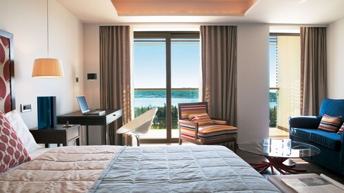 Vouliagmeni Suites