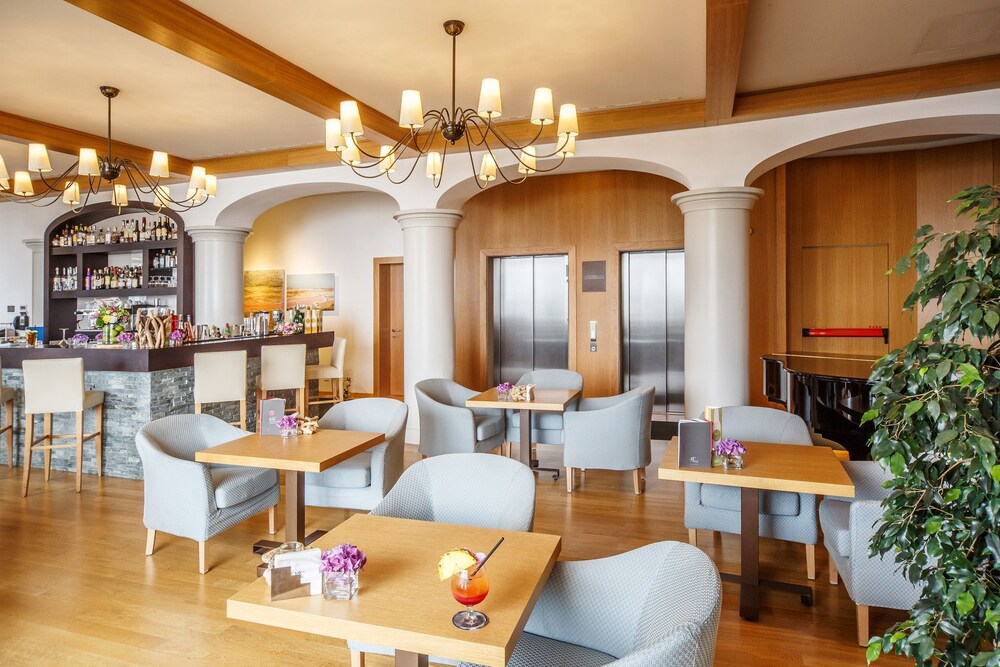Hotel Bar