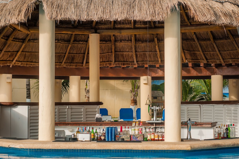 Poolside bar, GR Solaris Cancun & Spa - All Inclusive