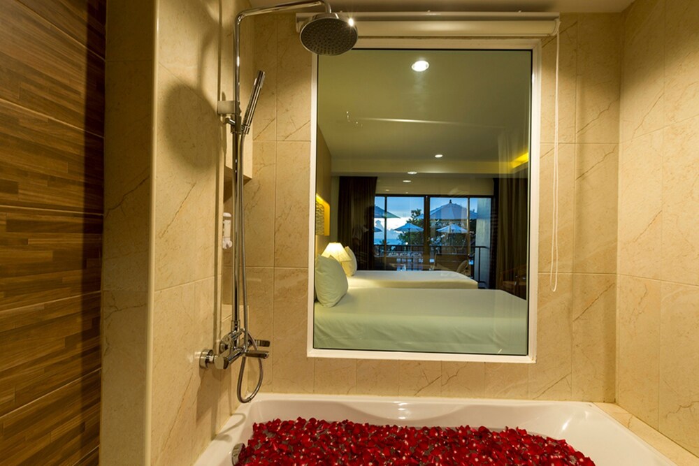Deep Soaking Bathtub