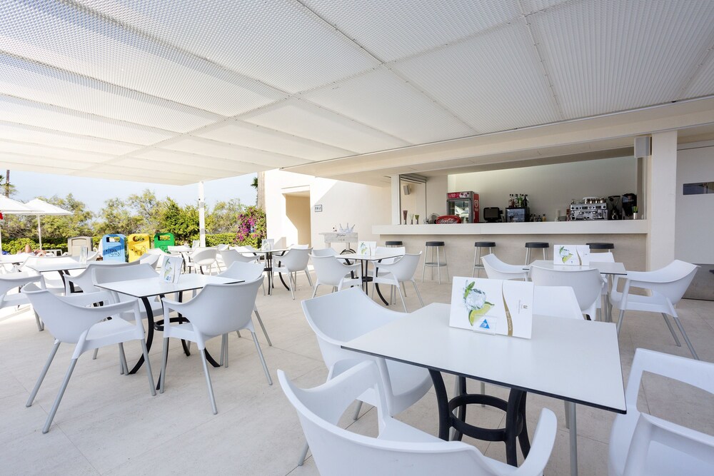 Poolside Bar
