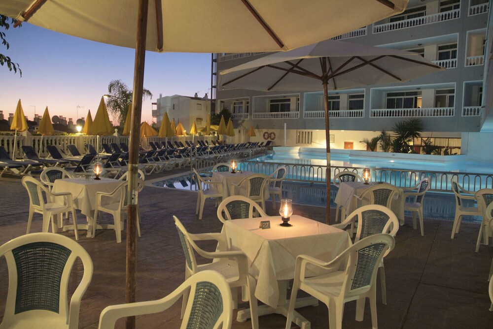 Poolside Bar