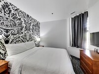 Standard Suite, 1 Queen Bed