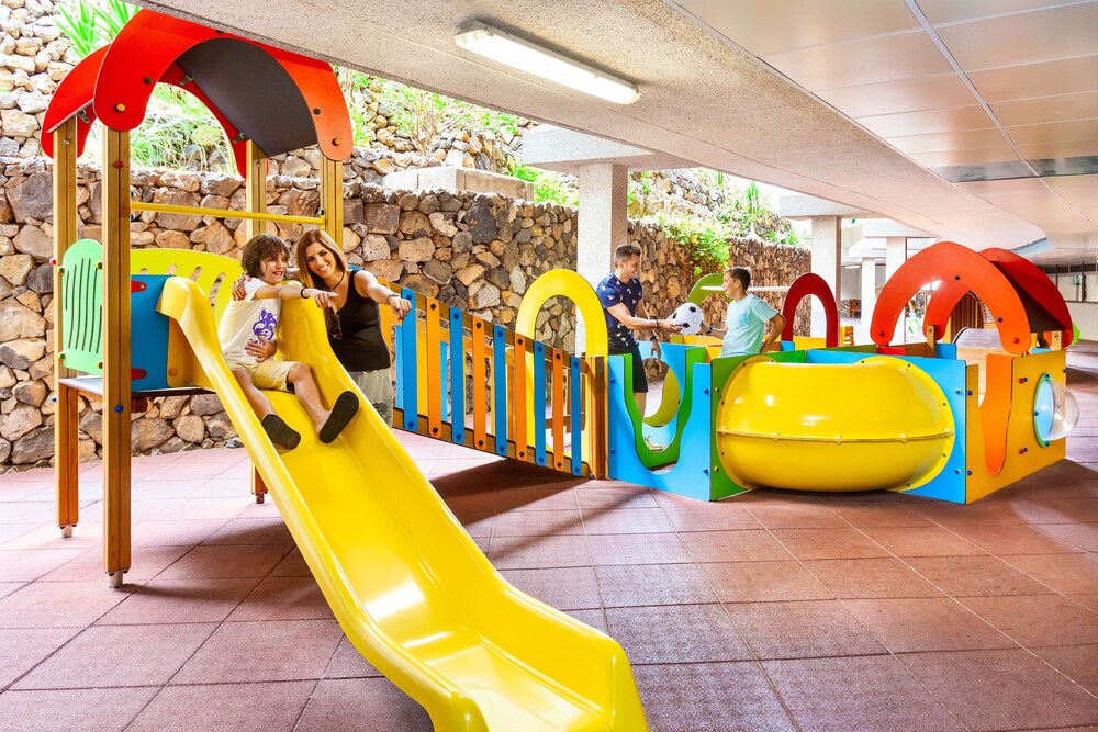 Zona de juegos infantil cubierta