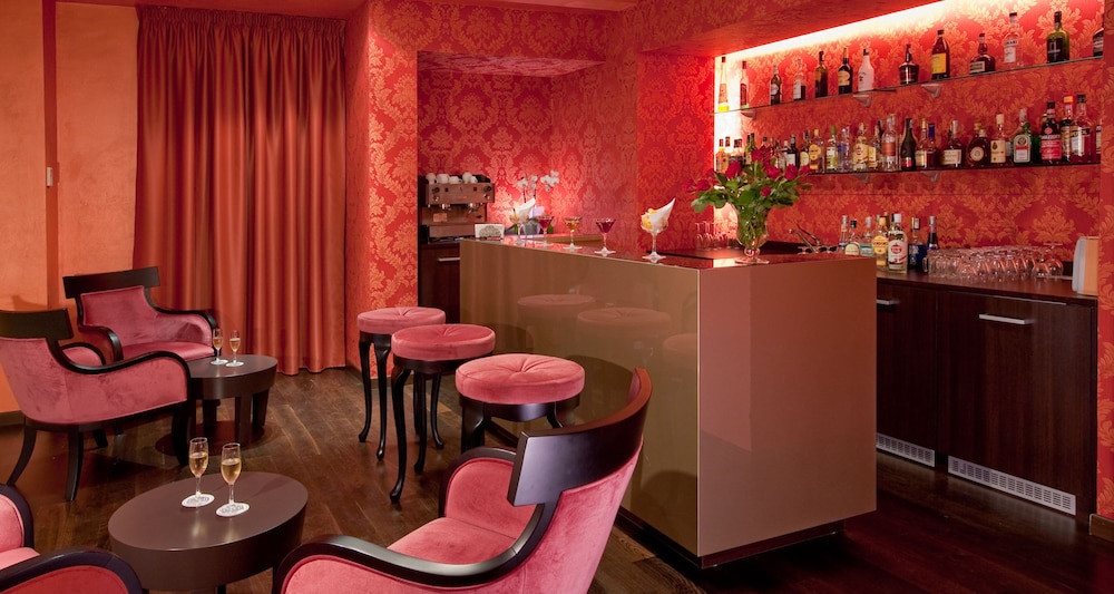 Hotel Bar