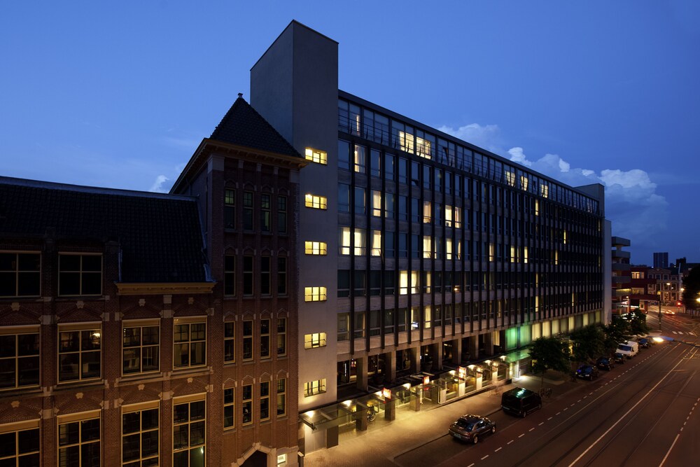 Voorkant hotel - avond/nacht