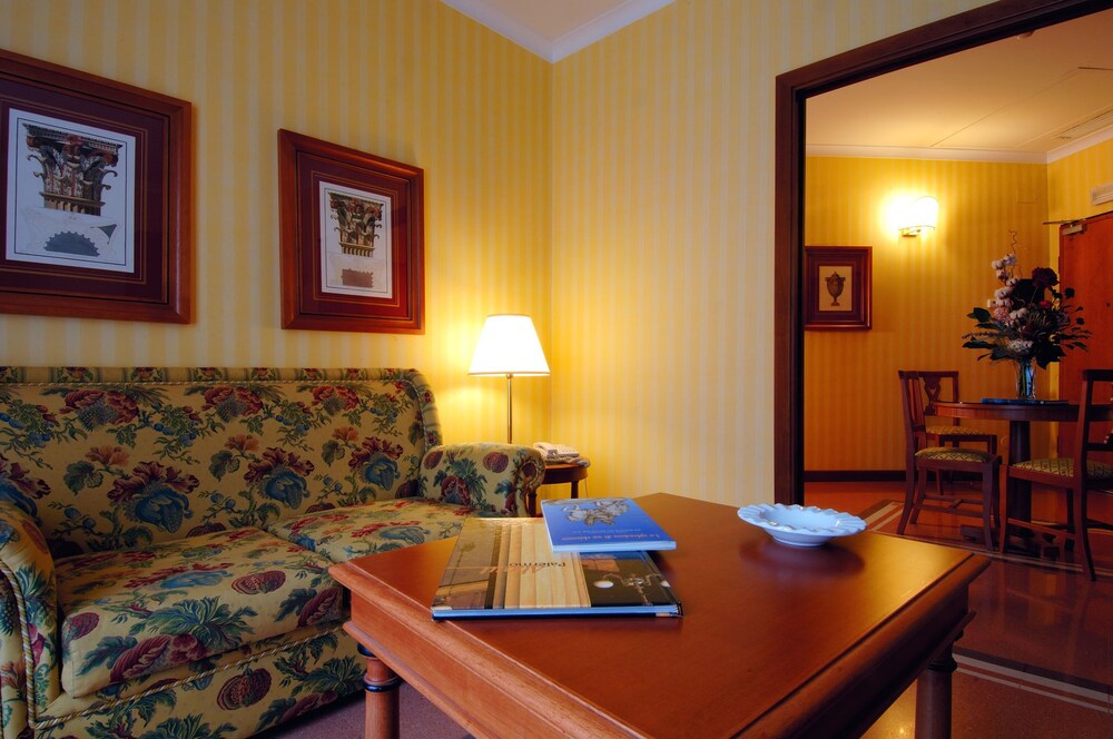 Coin séjour (Suite Familiale, 2 chambres, chambres communicantes, dans la tour)