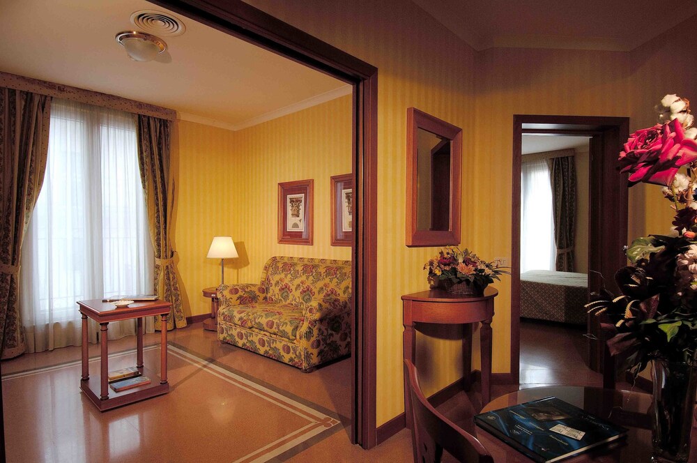 Coin séjour (Suite Familiale, 2 chambres, chambres communicantes, dans la tour)
