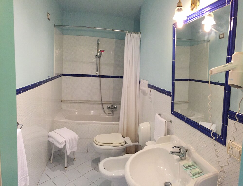 Deep Soaking Bathtub