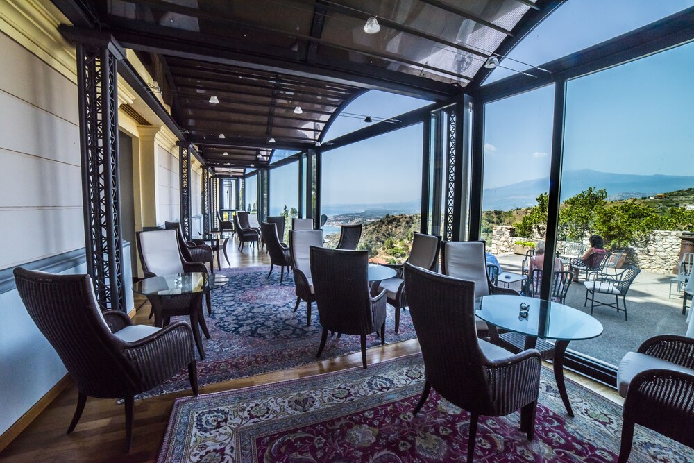 Hotel Bar