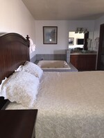 Deluxe Jacuzzi Suite