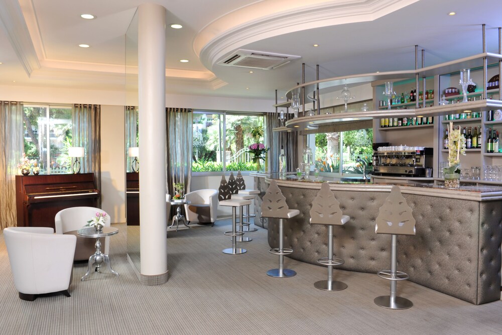 Hotel Bar