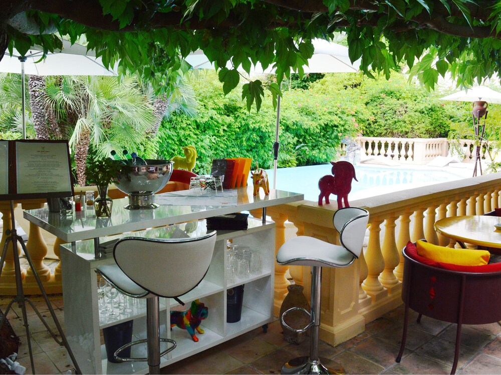 Poolside Bar