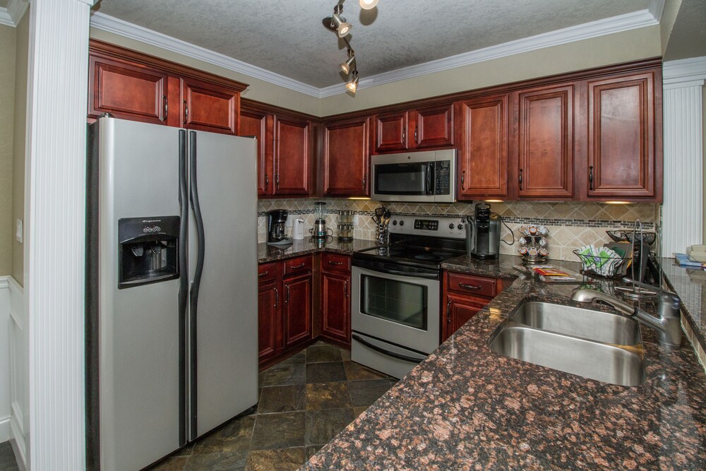 2 Bedroom, 2 Bathroom Condo (Pelican) - In-Room Kitchen