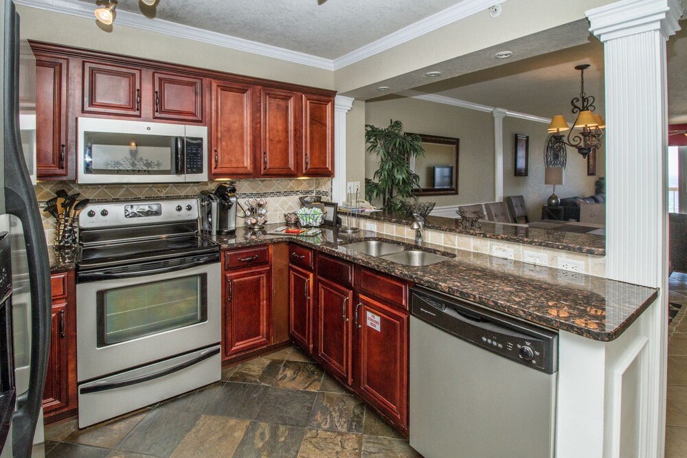 2 Bedroom, 2 Bathroom Condo (Pelican) - In-Room Kitchen