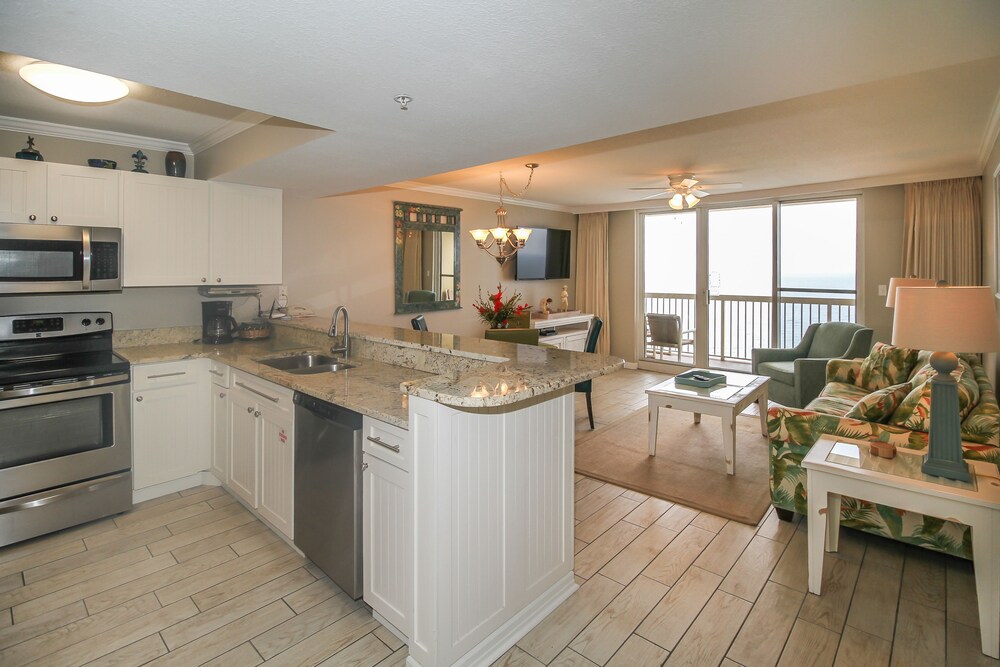 1 Bedroom, 2 Bathroom Condo (Dolphin) - In-Room Kitchen