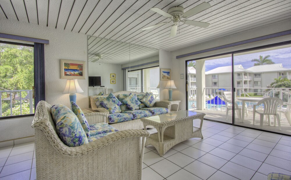 Condo, 2 Bedrooms, Poolside - Living Room