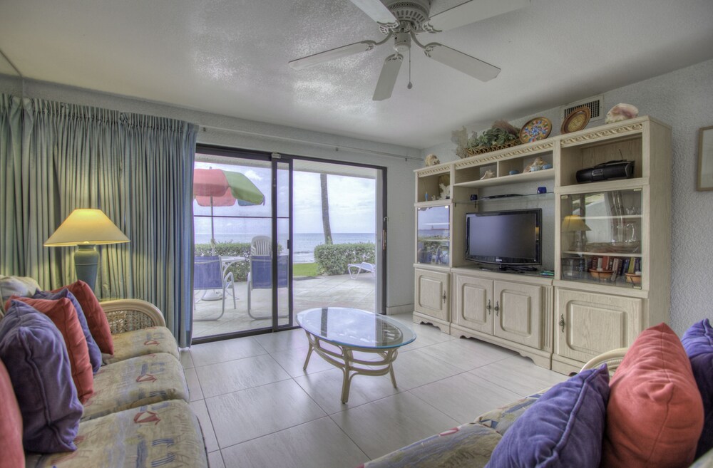 Condo, 3 Bedrooms, Oceanfront - Living Room